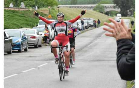 Coralie OUNZARI remporte le prix des commerçants du PASSAGE D'AGEN devant les garçons 